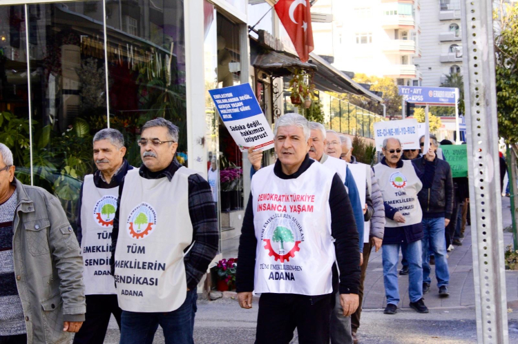 Adana’da emekliler maaşlarına seyyanen zam istedi