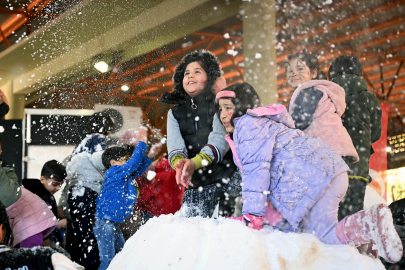 Adana’ya kar geliyor, çocuklar şölenle neşeleniyor