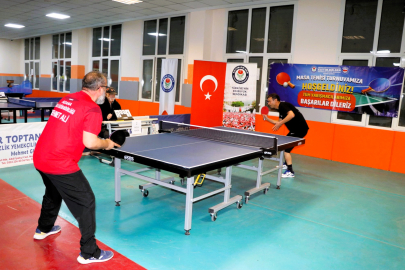 Eğitim-Bir-Sen Adana’da raketler dostluk için sallandı