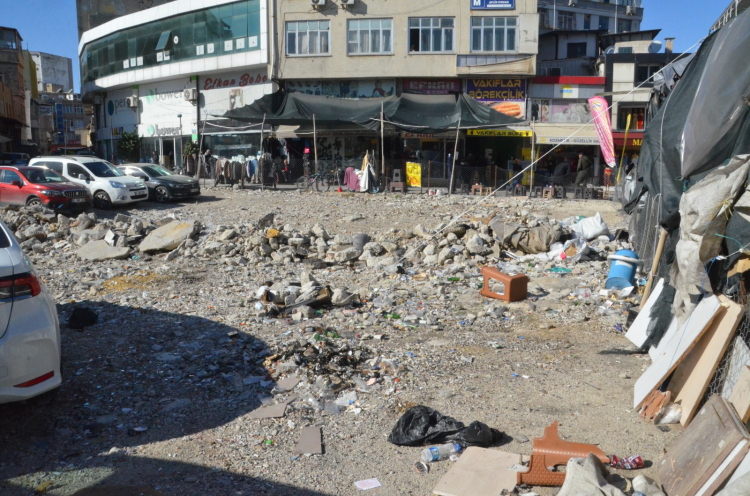 Adana’da Tarihi Vakıflar Sarayı ve postane alanı çöp ve moloz yığınına döndü