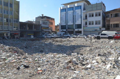 Adana’da Tarihi Vakıflar Sarayı ve postane alanı çöp ve moloz yığınına döndü