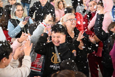 Başkan Kozay’dan kar yağmayan Adana’da çocuklara kartopu sürprizi