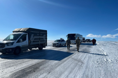 Buz pistine dönen yolda araçlar mahsur kaldı