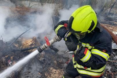 Mersin’de hurdalıkta yangın, gökyüzü siyaha büründü