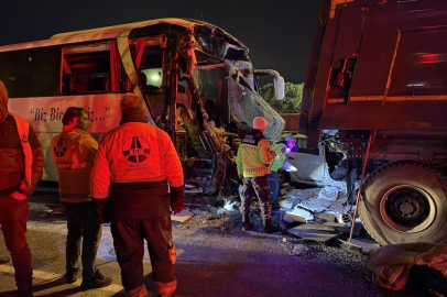 Sakarya TEM Otoyolu'nda feci kaza: 1 ölü, 27 yaralı
