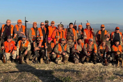 Ünlü avcı Ali Birerdinç, köy çocuklarının gönlünü fethetti