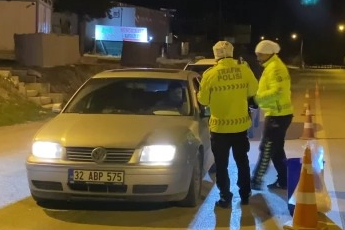 Uygulama noktasından kaçan tır sürücüsünün ehliyetsiz olduğu ve arandığı ortaya çıktı
