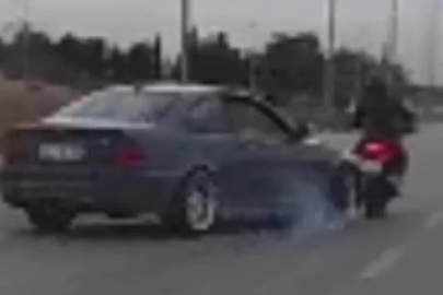 Adana’da drift kabusu: Motosikletli son anda çarpışmaktan kurtuldu