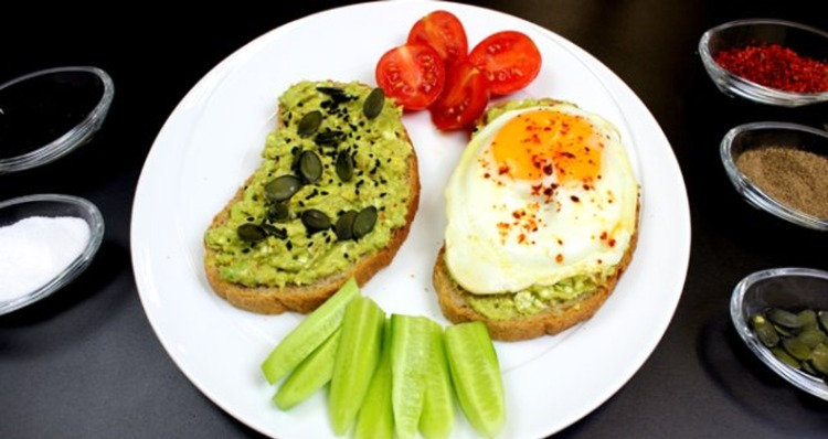 Avokadolu ve Yumurtalı Sandviç