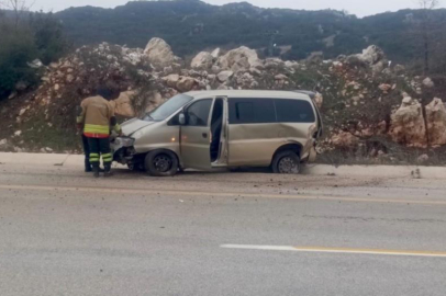 Hatay’da feci çarpışma: Hafif ticari araç zeytinliğe uçtu, 6 kişi yaralandı