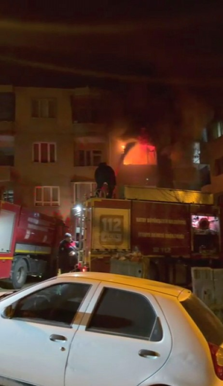 Hatay Defne'de çıkan yangında bir daire kullanılamaz hale geldi 2