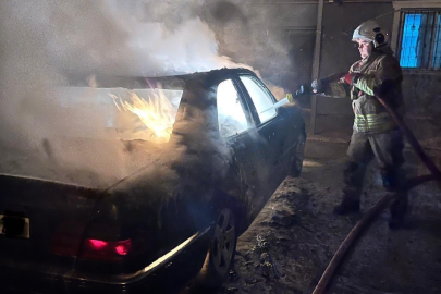 Hatay Defne’de park halindeki otomobil yangında kullanılamaz oldu