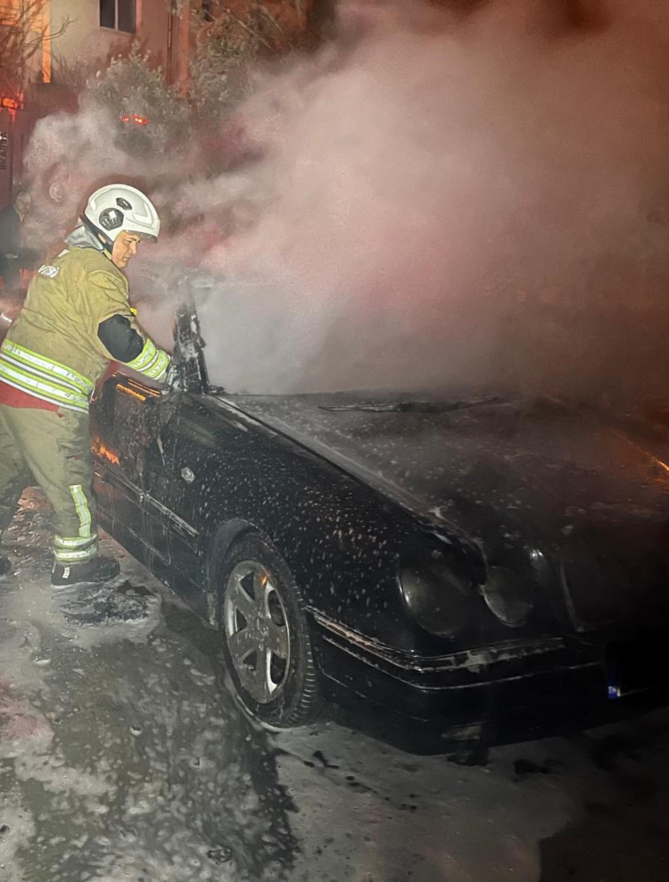 Hatay Defne’de park halindeki otomobil yangında kullanılamaz oldu 2