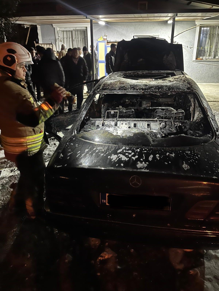 Hatay Defne’de park halindeki otomobil yangında kullanılamaz oldu 3