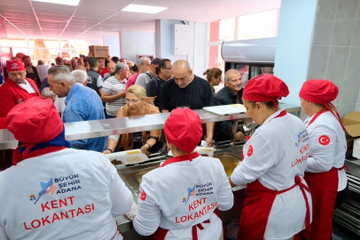Kent Lokantası’nda artan yemekler sokak hayvanlarının karnını doyuruyor