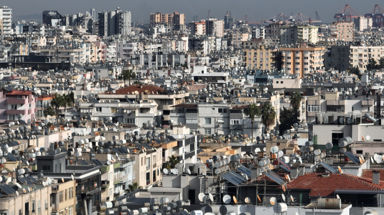 Mersin’de güneş enerjisi çatılarda yaygınlaşıyor, kent havadan görüntülendi 4
