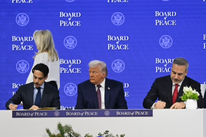 Trump Davos zirvesinde Gazze Barış Kurulu için imzaları attırdı