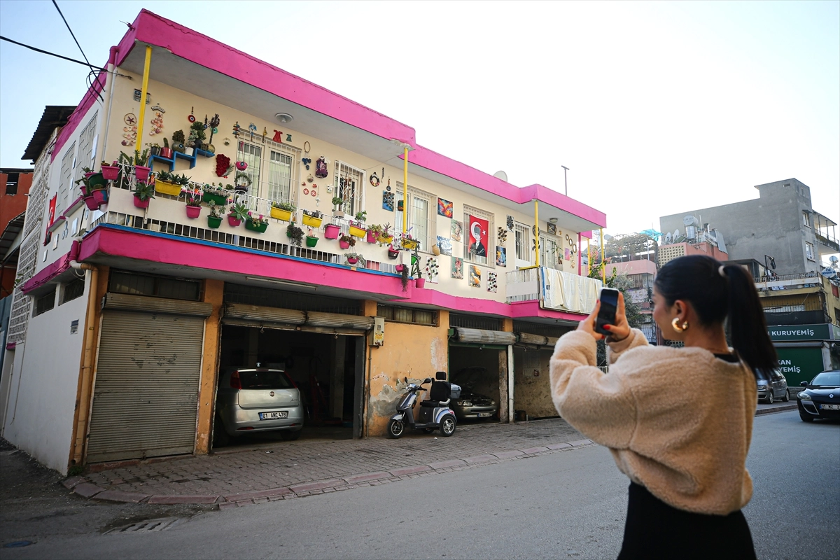 ADANA’DA MAHALLENİN “SÜSLÜ EV”İ İLGİ ODAĞI OLDU