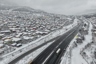 Adana’nın Pozantı ilçesi kar yağışıyla beyaza büründü