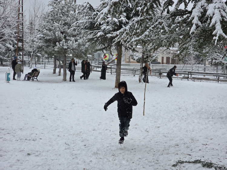 Adana’nın Pozantı ilçesi kar yağışıyla beyaza büründü 2