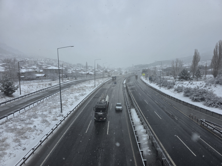 Adana’nın Pozantı ilçesi kar yağışıyla beyaza büründü 3