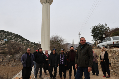 Aladağ’da deprem sonrası camiden geriye sadece minare kaldı