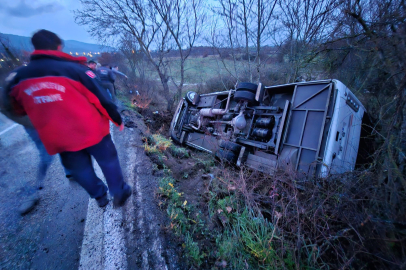 Balıkesir İvrindi’de servis aracı şarampole uçtu: 14 yaralı