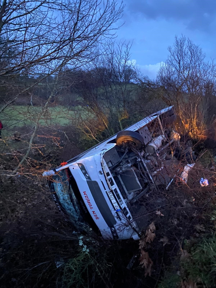 Balıkesir İvrindi’de servis aracı şarampole uçtu 14 yaralı 2