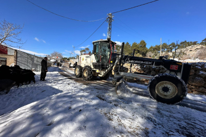 Karla mücadelede orman ekiplerinin özverili çalışması