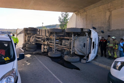 Hatay’da Arsuz’da hafriyat kamyonu devrildi: