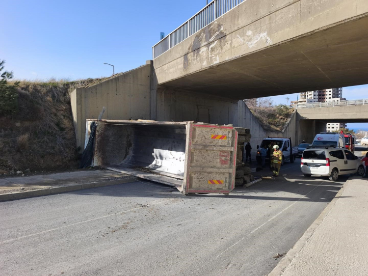 Hatay’da Arsuz’da hafriyat kamyonu devrildi 2
