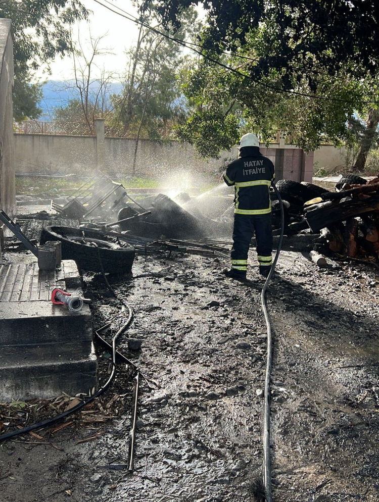 Hatay’da hurdalık alanda çıkan yangın söndürüldü 2