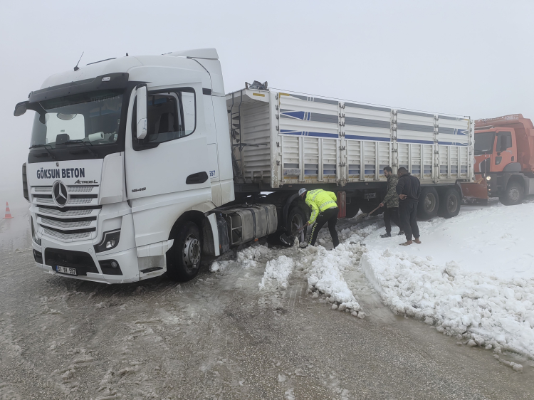 Hatay’da kar yağışı ulaşımı olumsuz etkiledi 2