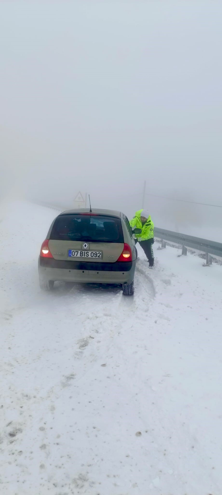 Hatay’da kar yağışı ulaşımı olumsuz etkiledi 3