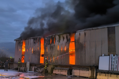 Hatay'da lastik deposu alevlere teslim oldu