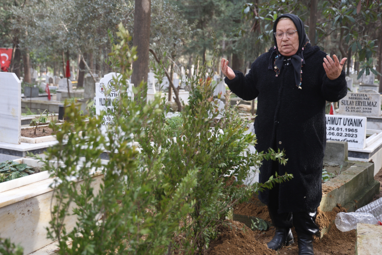 Hatay depreminde kaybolan kardeşinin mezarını kimsesizler mezarlığında buldu 2