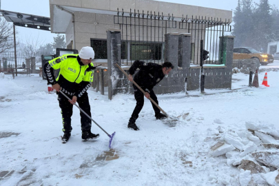 Osmaniye Hasanbeyli ilçesinde polisler kürek aldı, vatandaşın yolunu açtı