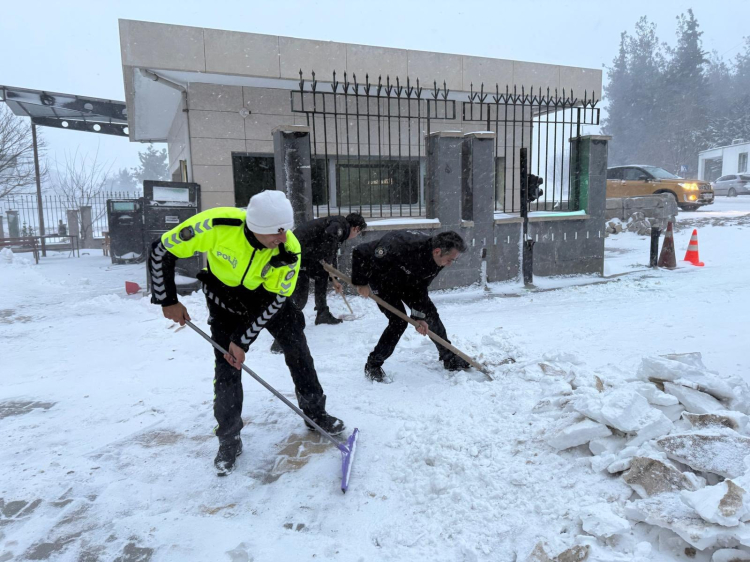 Osmaniye Hasanbeyli ilçesinde polisler kürek aldı, vatandaşın yolunu açtı 2
