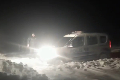 Yolda kalan polis aracının yardımına iş makineleri yetişti