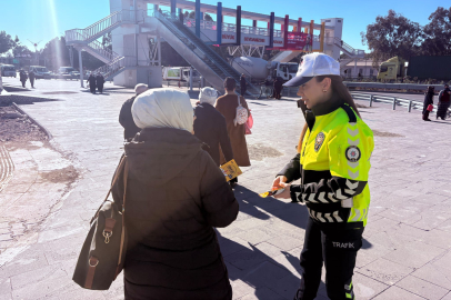 Adana’da trafik kazalarını önlemek için yaya geçitleri hakkında bilgilendirme yapıldı