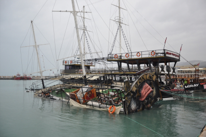 Mersin Silifke'de fırtına dehşeti: Tur teknesi battı, balıklar kıyıya vurdu