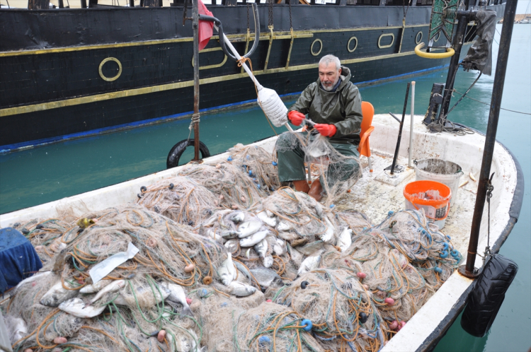 Mersin Silifke'de fırtına dehşeti Tur teknesi battı, balıklar kıyıya vurdu 2