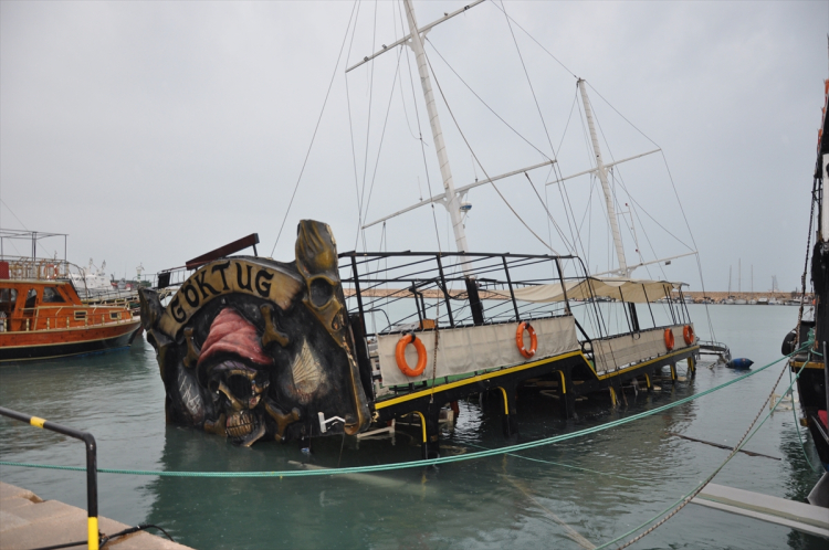 Mersin Silifke'de fırtına dehşeti Tur teknesi battı, balıklar kıyıya vurdu 3