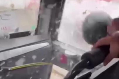 Trafikte tartıştığı servis aracının camını kaskıyla kırdı