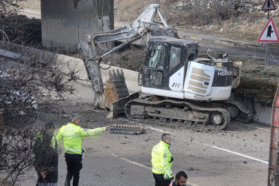 Ankara’da facia ucuz atlatıldı: Tırdaki kepçe köprüye takıldı