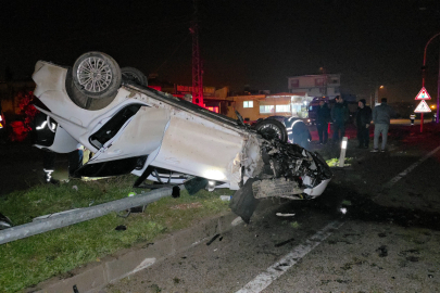 Aydınlatma direğine çarpan otomobil takla attı: 1 yaşındaki bebek öldü, anne ve baba yaralandı