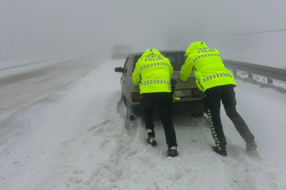 Karla kaplı yollarda mahsur kalan vatandaşların yardımına polis koştu