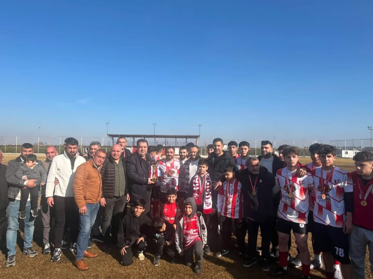 1. Amatör Lig Beyaz grup şampiyonu Hadırlıgücü 1978 kupa sevinci yaşadı