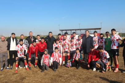1. Amatör Lig Beyaz grup şampiyonu Hadırlıgücü 1978 kupa sevinci yaşadı