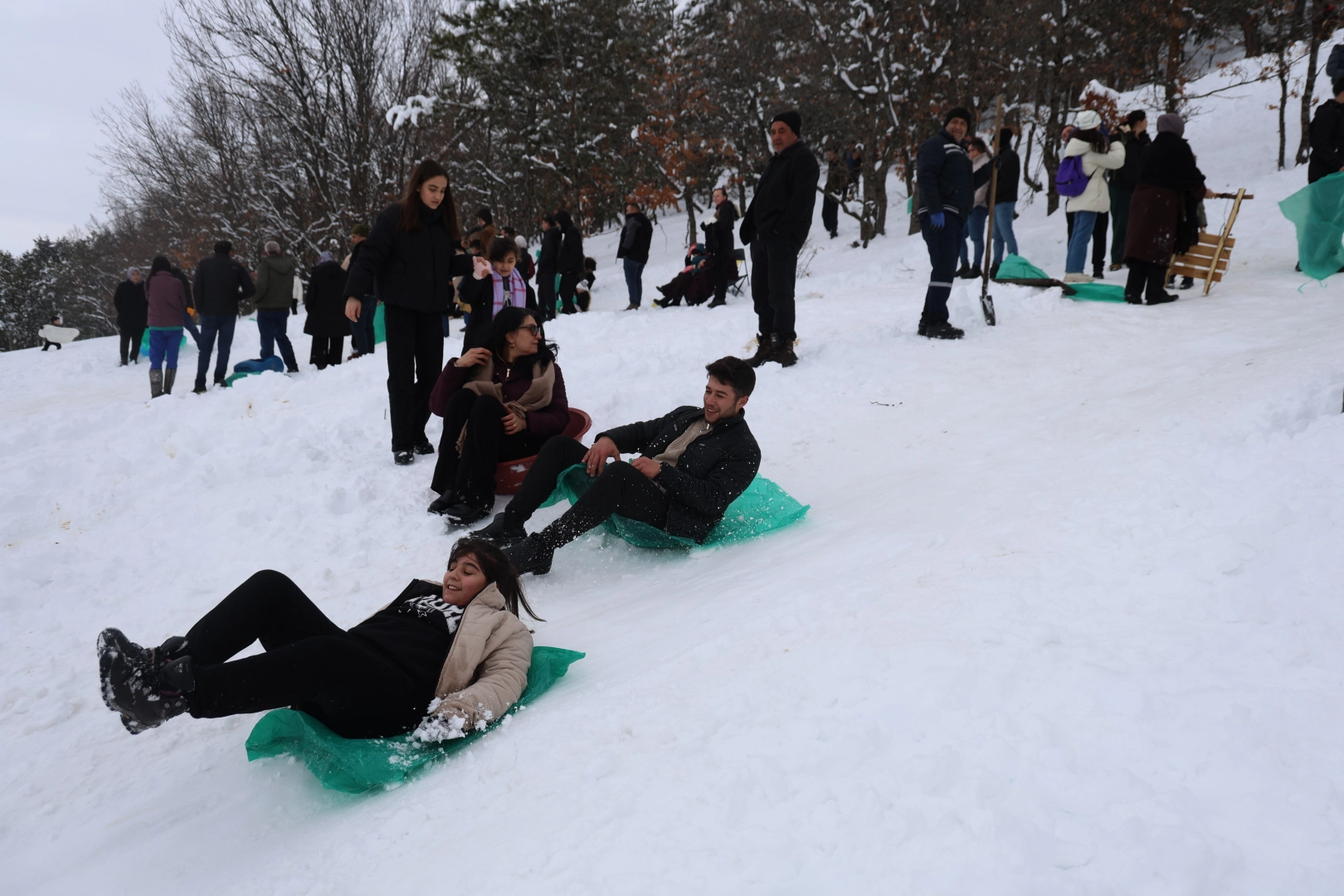 Adana’da kar şenliği: Torosların zirvesinde poşet, bidon ve leğenle kayak keyfi